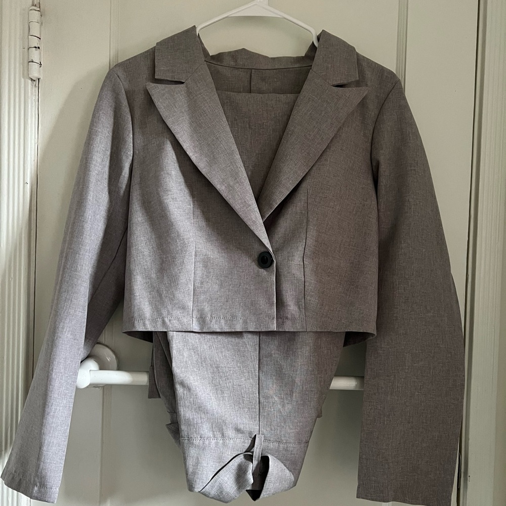 Suit/ grey suit/ business attire/ work clothes